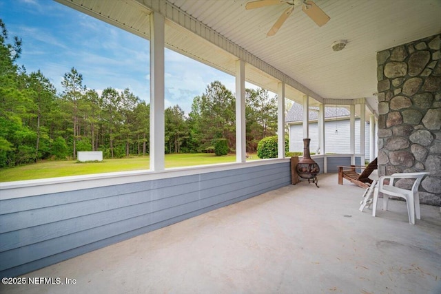 sunroom with ceiling fan