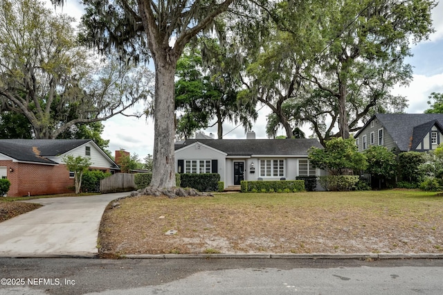 single story home with a front yard and driveway