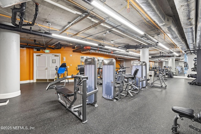 exercise room featuring baseboards