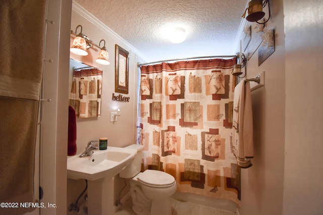 full bathroom featuring ornamental molding, a textured ceiling, toilet, and curtained shower