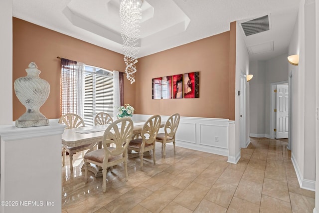 dining space with visible vents and wainscoting