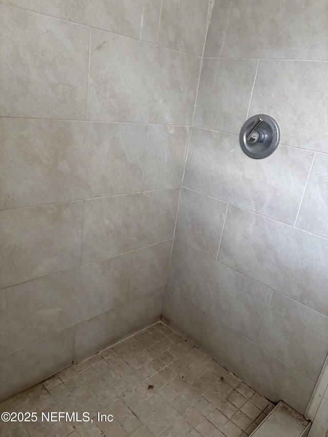 bathroom featuring tiled shower