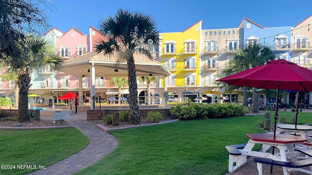 view of property's community featuring a lawn