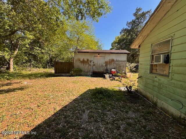 view of yard with an outdoor structure