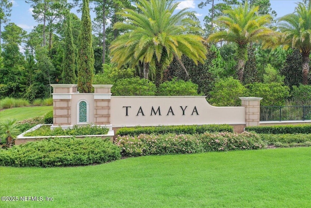 community sign featuring fence and a yard