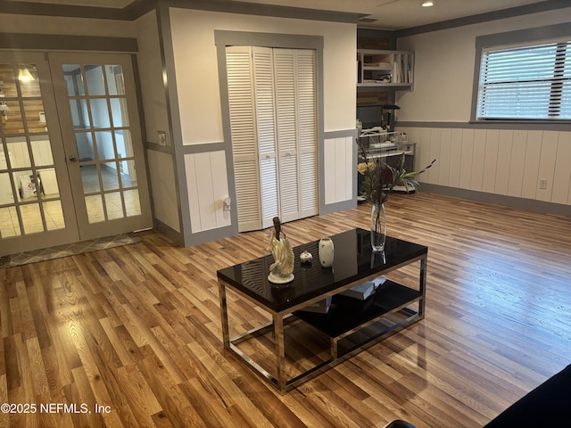 6050 Carrevero Dr S, Jacksonville, FL 32216 - living room featuring wood finished floors, wainscoting, and recessed lighting