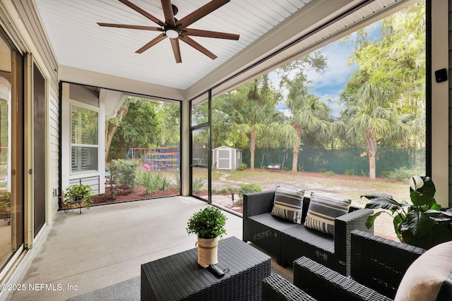 sunroom featuring an outdoor hangout area and a ceiling fan