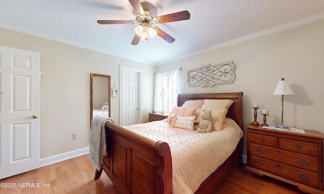 4637 Saddlehorn Trl, Middleburg, FL 32068 - bedroom with light wood-style flooring, a textured ceiling, crown molding, a ceiling fan, and baseboards