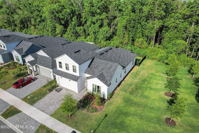 birds eye view of property featuring a forest view