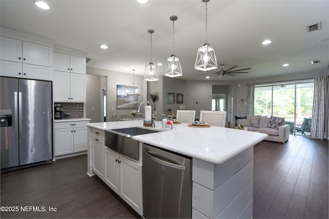 kitchen with dark wood-style floors, a sink, stainless steel appliances, ceiling fan, and visible vents