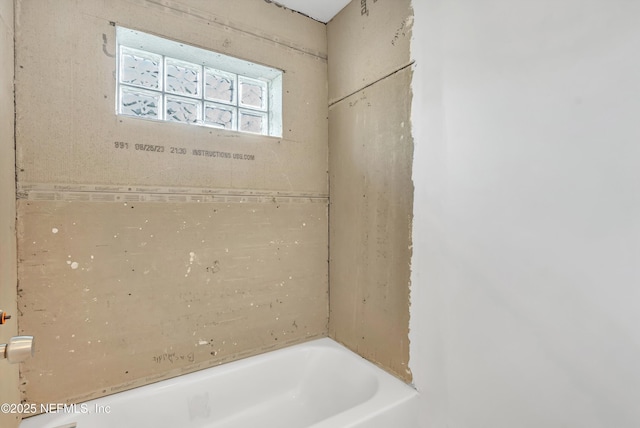 5329 Ogilvie Ln, Saint Augustine, FL 32086 - full bath with a washtub