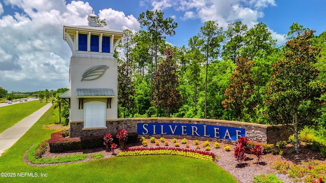 community sign with a lawn