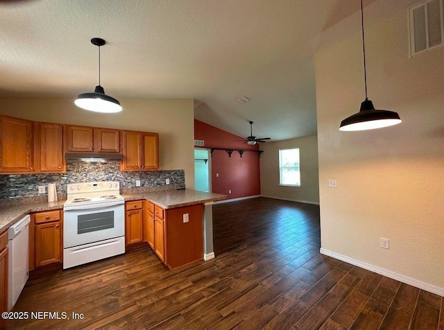 170 Spruce Rd, Ocala, FL 34472 - kitchen with tasteful backsplash, white appliances, vaulted ceiling, baseboards, and visible vents