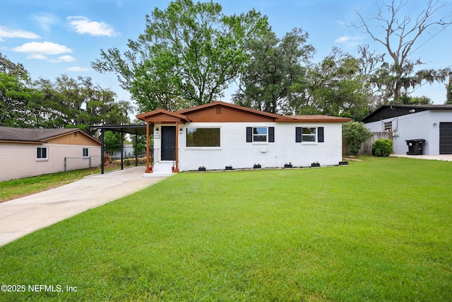 view of front of house with fence, a carport, driveway, and a front yard