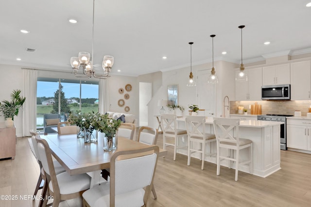 dining room with recessed lighting, an inviting chandelier, light wood-style floors, visible vents, and crown molding