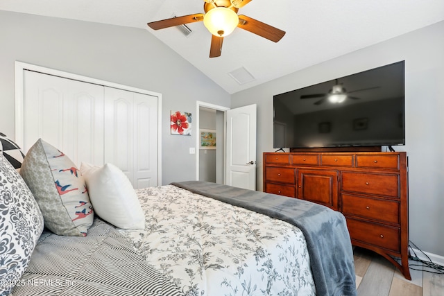 2427 Green Glade Ct, Fleming Island, FL 32003 - bedroom with lofted ceiling, a closet, light wood-style flooring, and ceiling fan
