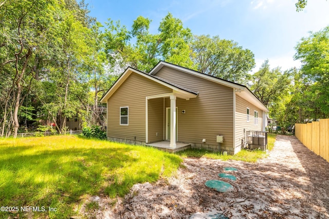 view of front of property featuring fence