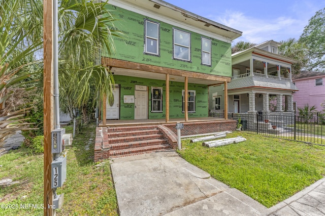 view of front of property featuring fence and covered porch