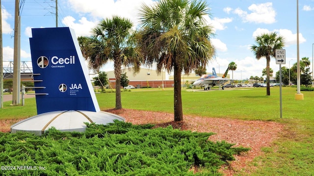 community sign with a yard
