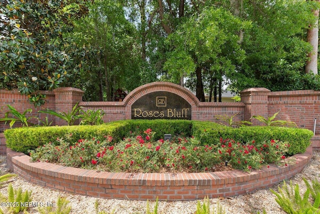 view of community / neighborhood sign