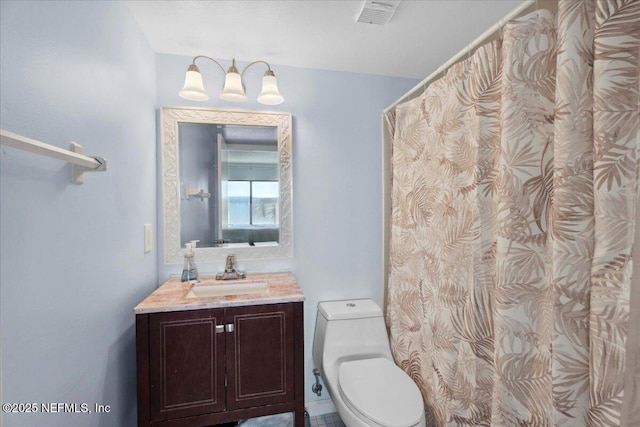 full bath with visible vents, vanity, toilet, a chandelier, and a shower with shower curtain