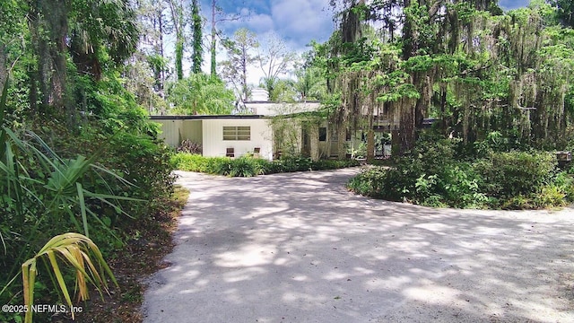view of front of property with driveway
