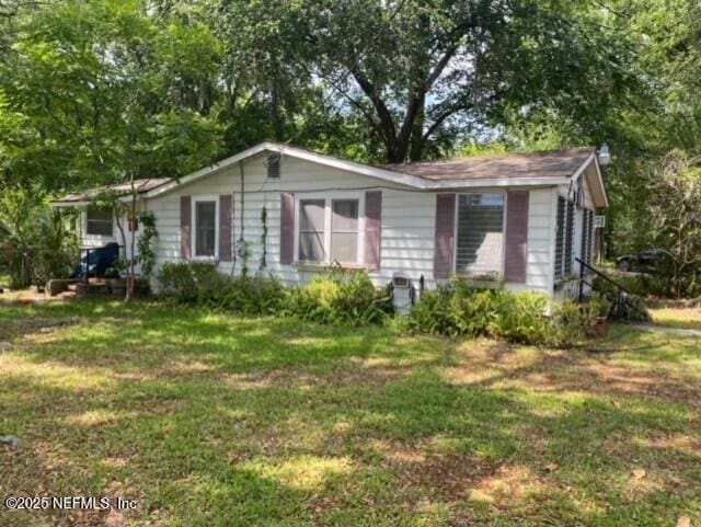 view of front of property with a front yard