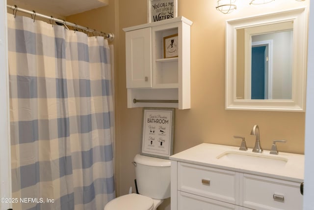 bathroom with toilet, a shower with curtain, and vanity