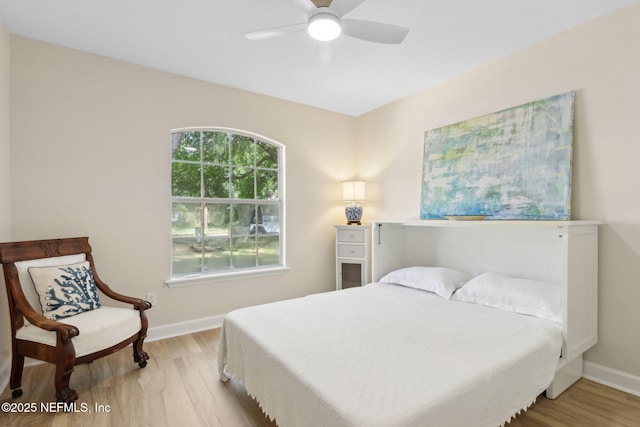 bedroom featuring light wood-style floors, baseboards, and ceiling fan