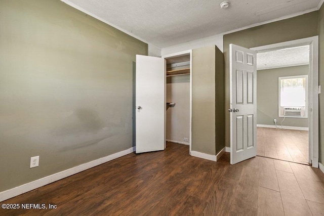 unfurnished bedroom with wood finished floors, cooling unit, a closet, baseboards, and a textured ceiling