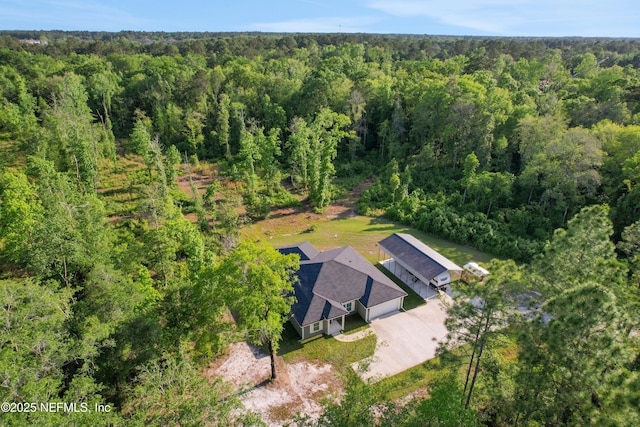 birds eye view of property featuring a forest view