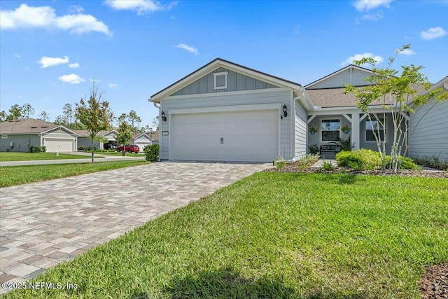 21 Yellow Iris Ct, Ponte Vedra, FL 32081 - ranch-style house with board and batten siding, decorative driveway, and a front yard