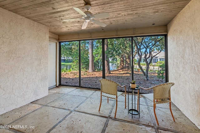 sunroom / solarium featuring a ceiling fan