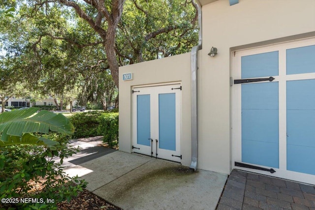entrance to property with stucco siding