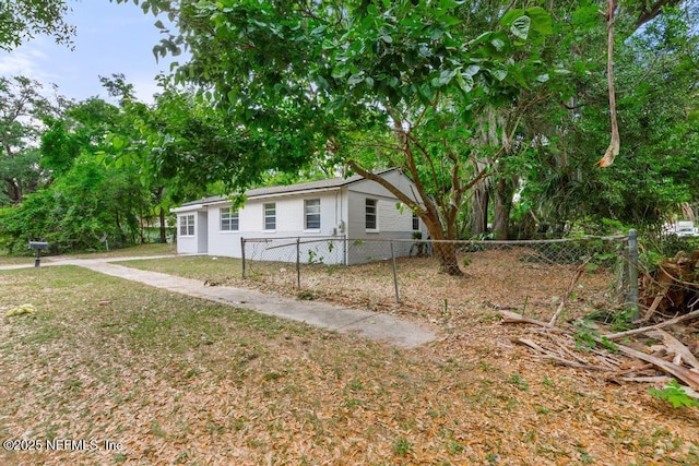 manufactured / mobile home featuring fence