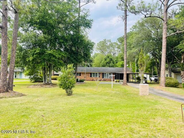 view of front of property with a front lawn and driveway