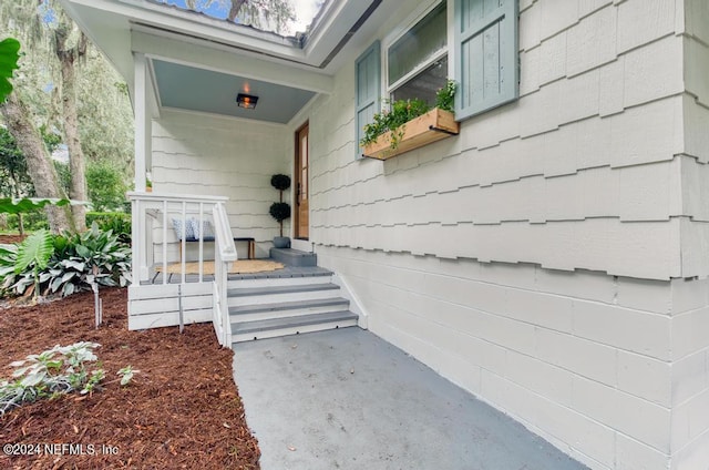 entrance to property featuring covered porch