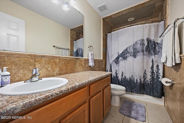 full bathroom with toilet, a shower with curtain, visible vents, and vanity