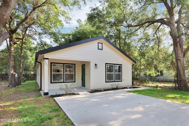 bungalow-style house with covered porch and fence