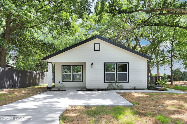bungalow featuring fence
