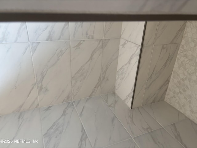 room details featuring a tile shower