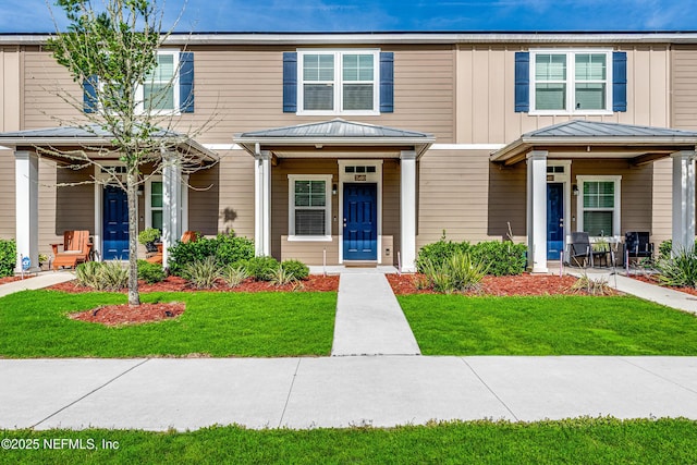 multi unit property featuring a front yard