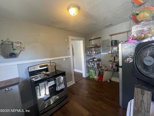 kitchen with stainless steel electric range oven, a textured ceiling, wood finished floors, and visible vents
