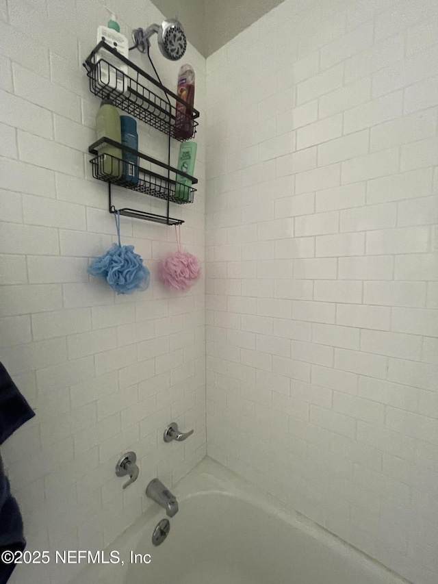 bathroom with tub / shower combination