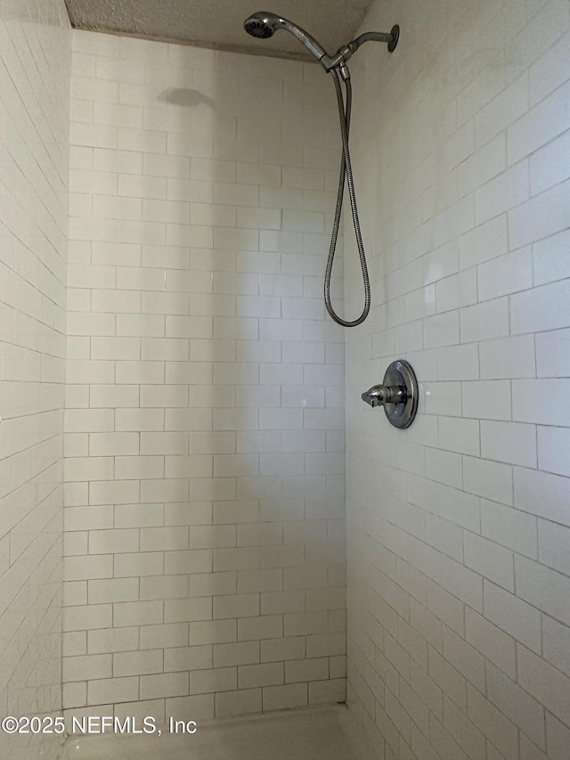 room details featuring tiled shower