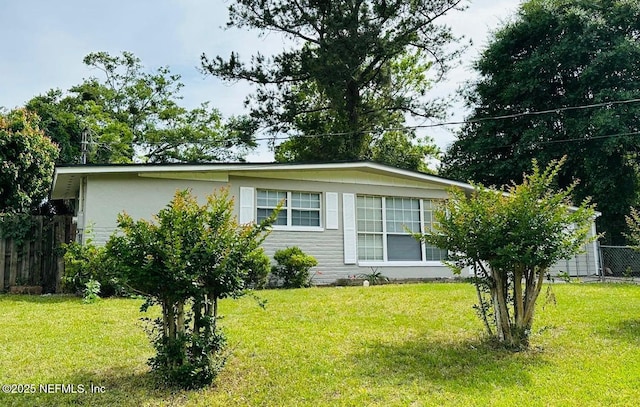 view of front of property featuring fence and a front yard