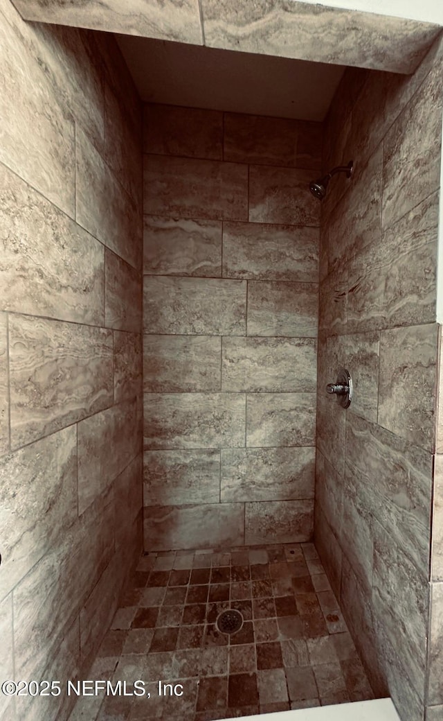 full bathroom featuring tiled shower