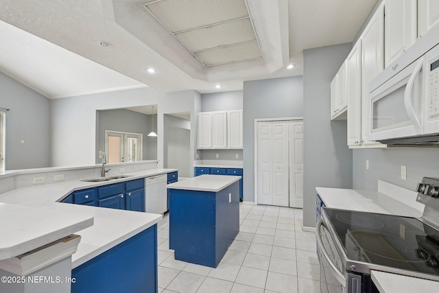 kitchen with blue cabinetry, a center island, a sink, recessed lighting, and white appliances