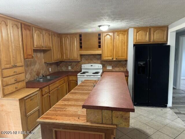 kitchen with electric range, a textured ceiling, tasteful backsplash, black fridge with ice dispenser, and a sink