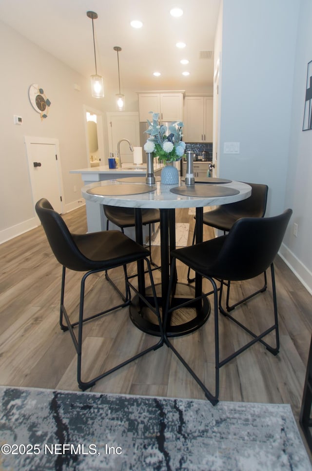 11104 Motion Ct, Jacksonville, FL 32256 - dining space with recessed lighting, baseboards, visible vents, and wood finished floors
